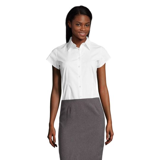 Chemise femme manches courtes personnalisée EXCESS blanche et cintrée, portée avec une jupe droite grise