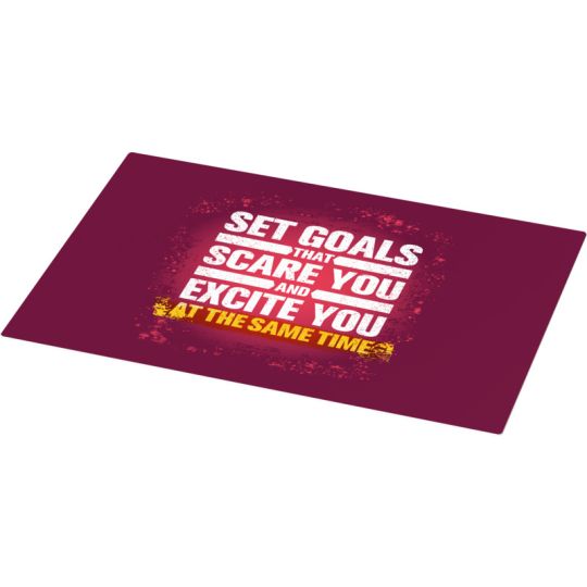 Tapis de bureau personnalisé LUMIN A2 imprimé bord à bord d'un slogan blanc et jaune sur fond bordeaux, vue inclinée