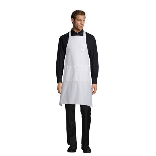Tablier de cuisine personnalisé blanc à bavette longue et poche avant, porté par un serveur en chemise noire