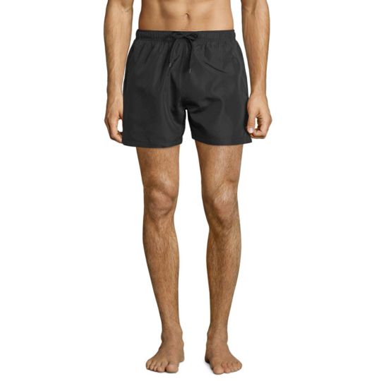 Homme portant le short de bain personnalisé SANDY noir en microfibre avec cordon de serrage, vue de face