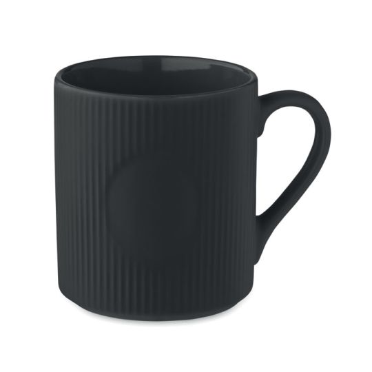 Mug céramique personnalisé noir à rainures verticales, médaillon lisse central et anse arrondie sur la droite