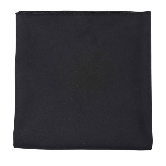 Serviette microfibre publicitaire ATOLL 70 noire pliée en carré, tissu fin et bords surjetés, vue de dessus