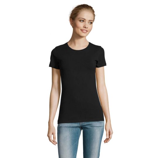 T-shirt femme personnalisé noir profond à col rond en coton stretch, porté avec un jean, vue de face