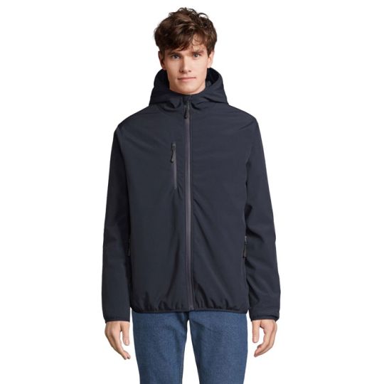 Homme portant la parka softshell matelassée FALCON PADDED MEN bleu abysse à capuche, vue de face