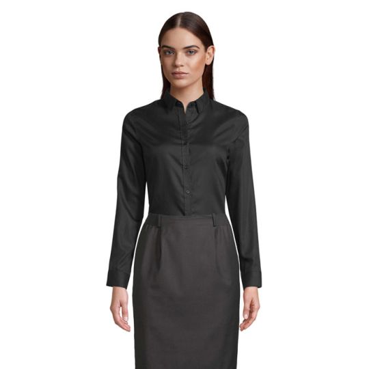 Chemise femme personnalisée BLAISE WOMEN noir profond portée, manches longues et col classique boutonné