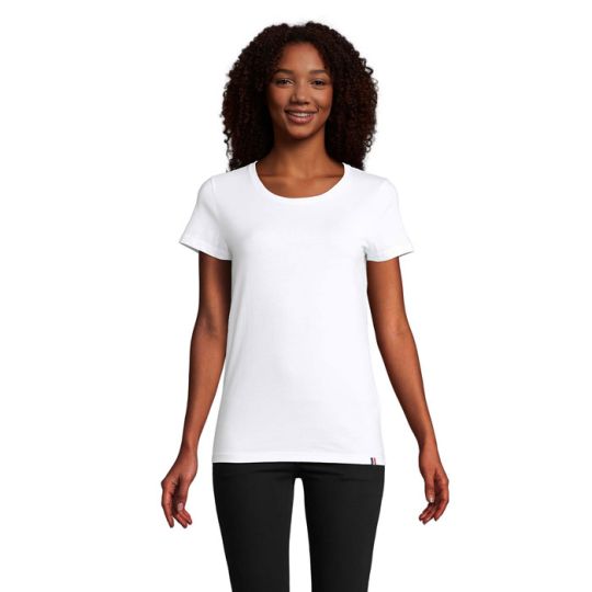 T-shirt femme col rond blanc made in France porté de face avec un pantalon noir, jersey de coton peigné