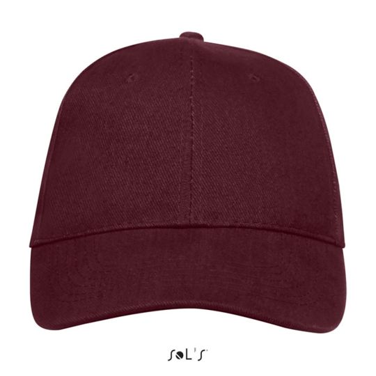 Casquette personnalisée bordeaux 6 panneaux en coton brossé vue de trois quarts avec visière préformée