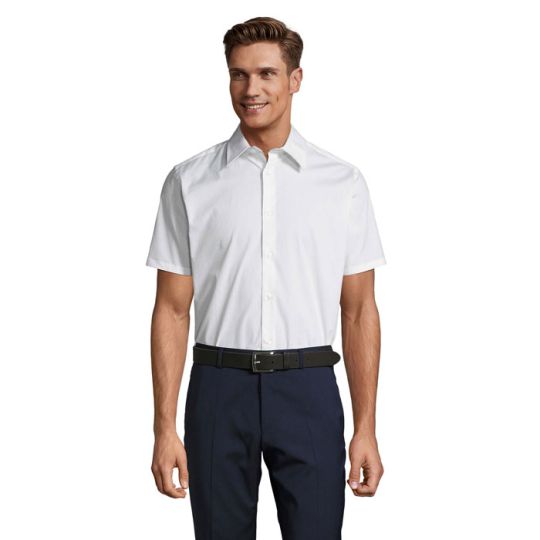 Chemise manches courtes personnalisée BROADWAY blanche ajustée, portée par un homme avec un pantalon marine
