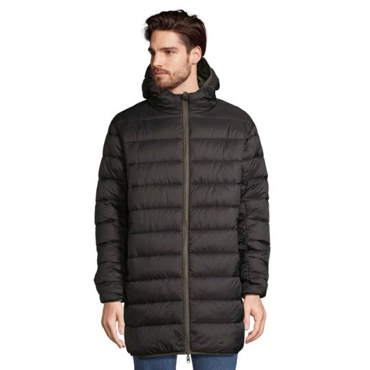 Parka personnalisée REVERSE noire longue et matelassée, à capuche et fermeture zippée, portée par un homme de face