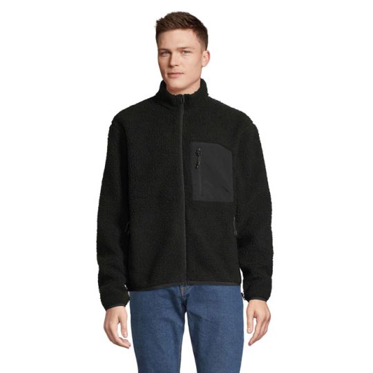 Homme portant la veste sherpa FURY gris carbone et noir zippée avec poche poitrine contrastée, vue de face