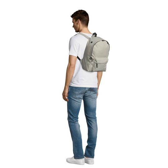 Homme de profil portant le sac à dos personnalisé RIDER beige clair en polyester 600D à bretelles matelassées
