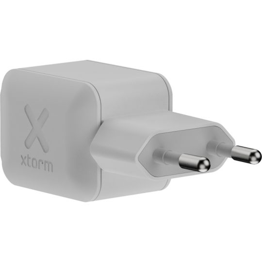 Chargeur mural personnalisé Xtorm NextGen 45 W blanc avec logo en relief et fiche européenne vu de trois quarts