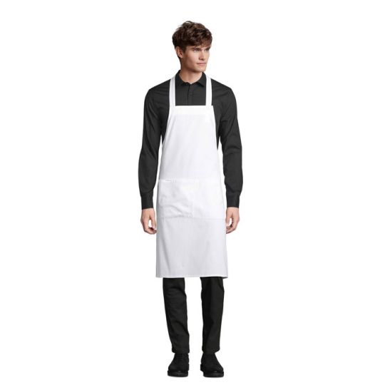 Homme portant le tablier coton bio personnalisé GAMMA blanc à bavette longue sur chemise noire, vue de face