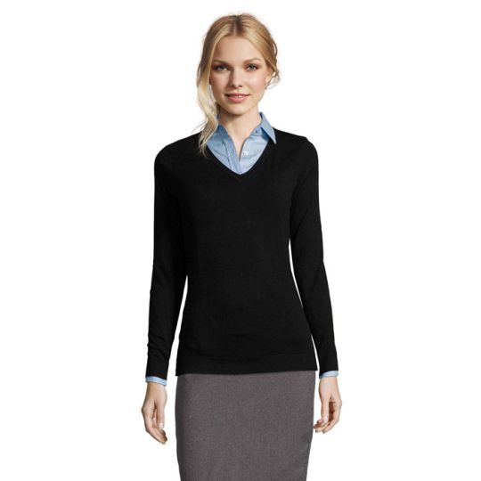 Femme portant le pull GLORY WOMEN noir à col V cintré en maille fine sur un chemisier bleu clair, vue de face