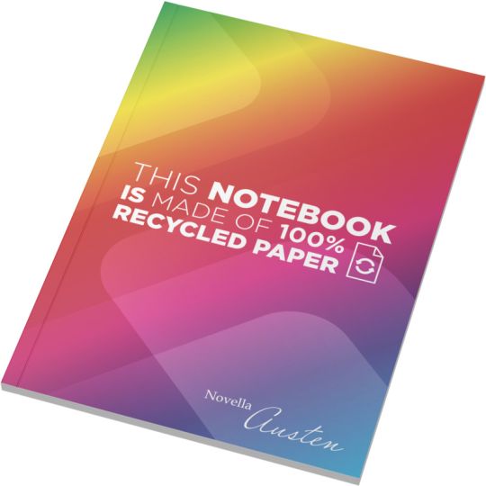 Cahier recyclé personnalisé A5 Novella Austen, couverture souple en dégradé arc-en-ciel vue de trois quarts