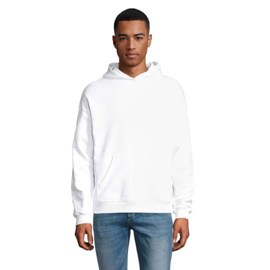 Sweat à capuche personnalisé CONNOR blanc porté de face, poche kangourou et bords côte en coton épais