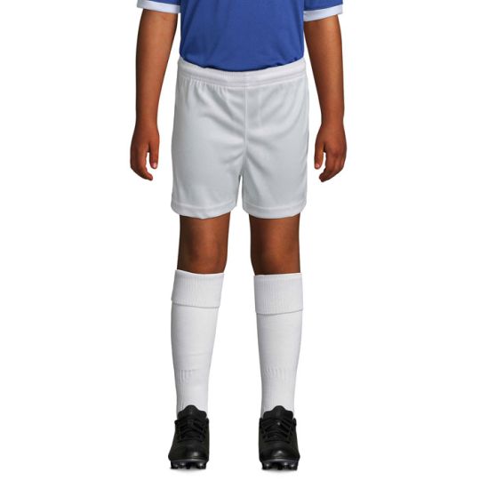Short de sport enfant personnalisé SAN SIRO KIDS 2 blanc porté avec maillot bleu, chaussettes et crampons