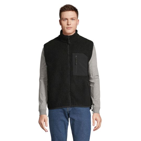 Bodywarmer personnalisé FURY BW gris carbone et noir porté, sherpa bouclé et poche poitrine contrastée zippée