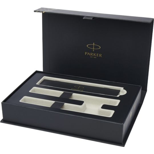 Écrin noir du coffret stylo Parker IM Essentials argenté vu ouvert, intérieur crème et logo doré sous le couvercle