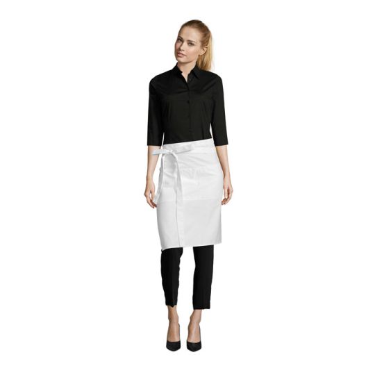 Serveuse portant le tablier de serveur personnalisé GREENWICH blanc mi-long noué à la taille sur tenue noire