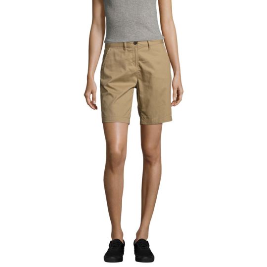 Bermuda femme personnalisé JASPER WOMEN châtaigne en twill de coton, porté avec un haut gris, vu de face
