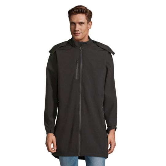 Manteau softshell personnalisé long et sombre porté fermé par un homme, col montant et poche poitrine zippée