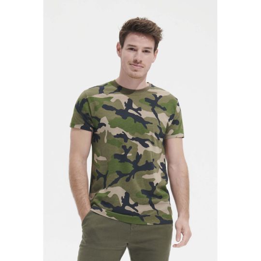 T-shirt camouflage personnalisé CAMO MEN vert kaki à col rond et manches courtes, porté par un homme de face