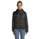 Parka femme personnalisé noire à capuche, matelassage horizontal, portée avec un jean