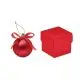 Boule de Noël personnalisée rouge brillante avec nœud en ruban et cordon, posée à côté de sa boîte cadeau rouge