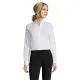 Chemise femme personnalisée blanche BRODY WOMEN portée de trois quarts, coupe cintrée et col classique boutonné