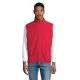 Bodywarmer softshell homme publicitaire rouge sans manches porté de face avec fermeture zippée et poche poitrine