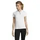 Polo sport femme publicitaire blanc en piqué polyester porté de face avec patte 3 boutons à passepoil contrasté