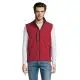 Homme portant le gilet sans manches softshell RALLYE MEN rouge à zips noirs sur un haut blanc, vue de face