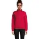Veste softshell femme personnalisable rouge, col montant et zip central, portée avec un pantalon noir