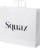 Sac papier grand format blanc personnalisé à poignées plates, logo noir à empattements centré sur la façade