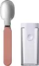 Cuillère pliable personnalisée Mepal Ellipse à manche rose et cuilleron gris à côté de son étui translucide