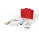 Trousse de premiers secours personnalisée en nylon rouge, ses 102 pièces étalées devant elle sur fond blanc