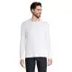 T-shirt manches longues personnalisé PIONEER LSL blanc porté par un homme avec jean, col rond et poignets en côte