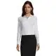 Chemise femme personnalisée BLAKE WOMEN blanche cintrée en popeline stretch, portée avec une jupe noire