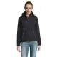 Parka femme personnalisée noire en softshell matelassé, capuche et poches zippées à passepoil clair, portée de face