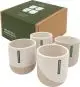 Lot de 4 tasses à thé ReClay en céramique recyclée crème mouchetée à base beige, devant leur boîte kraft et verte