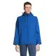 Veste softshell personnalisable bleu royal à capuche portée de face avec fermeture zippée et poches zippées
