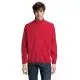 Veste softshell personnalisée rouge pour homme, zippée jusqu'au col montant, portée de face avec un jean