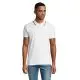 Polo piqué homme personnalisé PRESTIGE MEN blanc à liserés rouges et bleus au col et aux manches, porté avec un jean