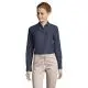 Chemise en jean femme personnalisée BARRY WOMEN cintrée en denim brut indigo, portée avec un pantalon beige