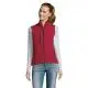 Gilet softshell femme personnalisé rouge RALLYE WOMEN porté de face avec col montant et poches zippées contrastées