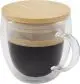 Mug en verre double paroi personnalisé Lenora 250 ml rempli de café crème avec couvercle en bambou sur le dessus