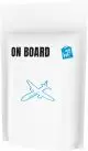 Kit de voyage avion personnalisé en pochette papier blanche marquée On Board avec dessin d’avion bleu et logo