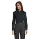 Chemise jersey femme personnalisée foncée à col italien, portée rentrée dans un pantalon gris, vue de face
