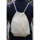 Sac à dos cordelette personnalisé en coton bio écru porté sur le dos d'un homme en t-shirt bleu marine